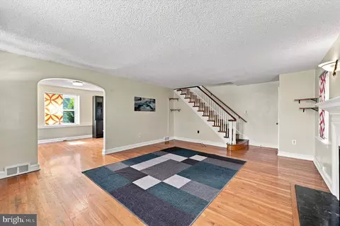 Living - 416 Broadview Rd, Darby, PA 19082 photo 4 of 8