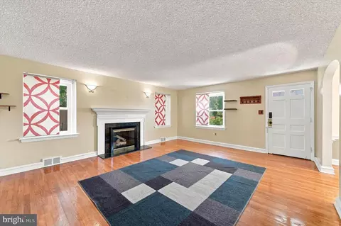 Living - 416 Broadview Rd, Darby, PA 19082 photo 2 of 8
