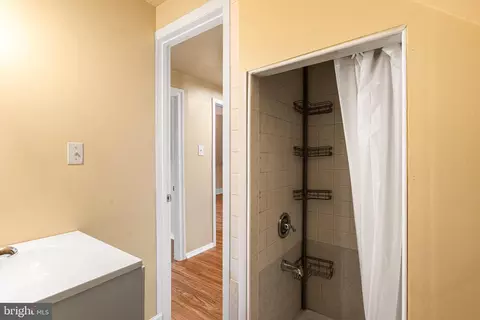 Entry Way - 5 Ardsley Rd, Darby, PA 19082 photo 7 of 9