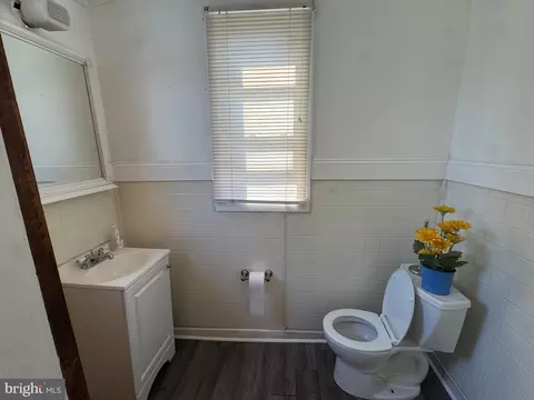 Bath - 307 Taylor Ave, Linwood, PA 19061 photo 1 of 1
