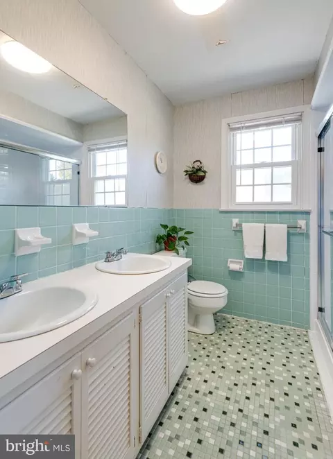 Bath - 5 Grant Ln, Wayne, PA 19087 photo 2 of 3