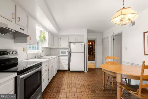 Kitchen - 5 Grant Ln, Wayne, PA 19087 photo 2 of 2
