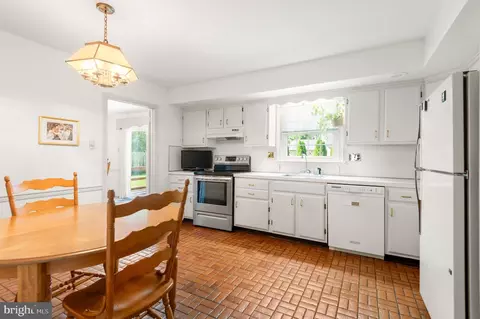 Kitchen - 5 Grant Ln, Wayne, PA 19087 photo 1 of 2
