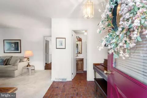 Entry Way - 5 Grant Ln, Wayne, PA 19087 photo 4 of 5
