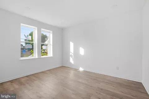 Entry Way - 29 Chestnut St, Marcus Hook, PA 19061 photo 2 of 5
