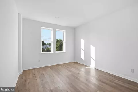 Living - 29 Chestnut St, Marcus Hook, PA 19061 photo 3 of 3