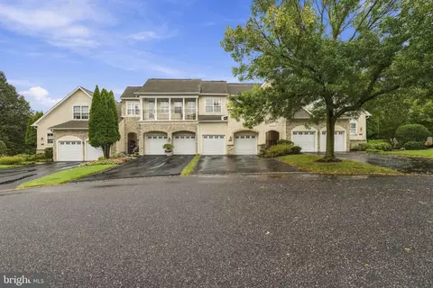 8 Three Oak Ln, West Chester, PA 19382