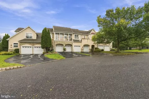 8 Three Oak Ln, West Chester, PA 19382