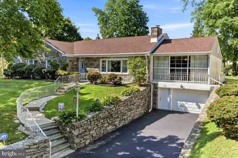 320 E Knowles Ave, Glenolden, PA 19036