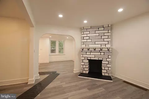 Living - 618 Post Rd, Marcus Hook, PA 19061 photo 2 of 4