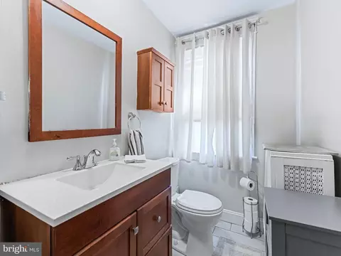 Bath - 257 Long Ln, Darby, PA 19082 photo 1 of 4
