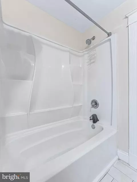 Bath - 257 Long Ln, Darby, PA 19082 photo 3 of 4