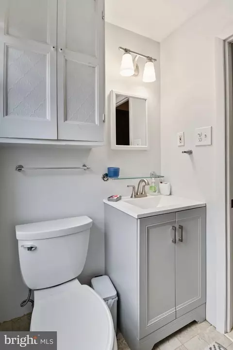 Bath - 2232 E Helms Mnr, Ogden, PA 19061 photo 2 of 3