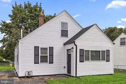 53 Seward Ln, Aston, PA 19014
