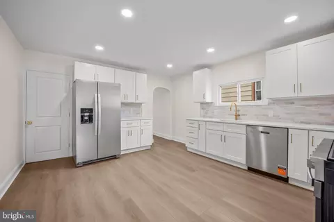 Entry Way - 19 W 9th St, Marcus Hook, PA 19061 photo 3 of 8