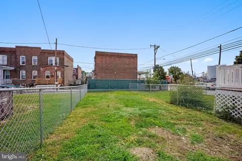 Exterior - 19 W 9th St, Marcus Hook, PA 19061 photo 4 of 5