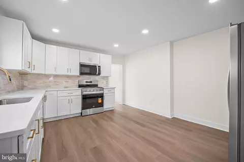 Entry Way - 19 W 9th St, Marcus Hook, PA 19061 photo 2 of 8