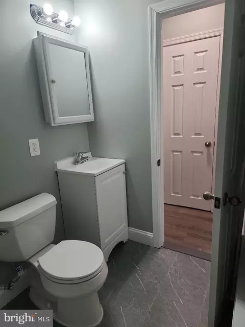 Bath - 42 Brandon Rd, Darby, PA 19082 photo 3 of 4