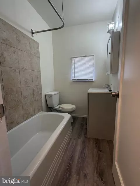 Bath - 42 Brandon Rd, Darby, PA 19082 photo 1 of 4