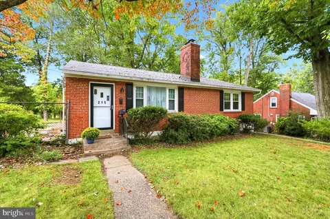 215 Parkview Dr, Broomall, PA 19008