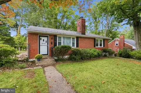 215 Parkview Dr, Broomall, PA 19008