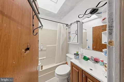 Bath - 1028 Washington Ave, Marcus Hook, PA 19061 photo 1 of 1
