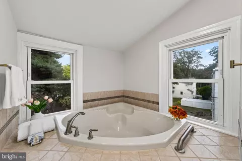 Bath - 256 N Aberdeen Ave, Wayne, PA 19087 photo 2 of 8