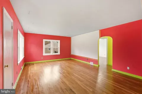 Living - 1850 Larkin Rd, Boothwyn, PA 19061 photo 2 of 3