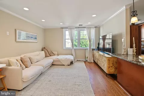 Living - 500 E Lancaster Ave # 112, Wayne, PA 19087 photo 1 of 2