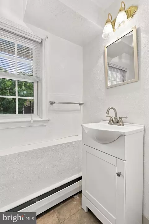Bath - 624 W Wayne Ave, Wayne, PA 19087 photo 3 of 3