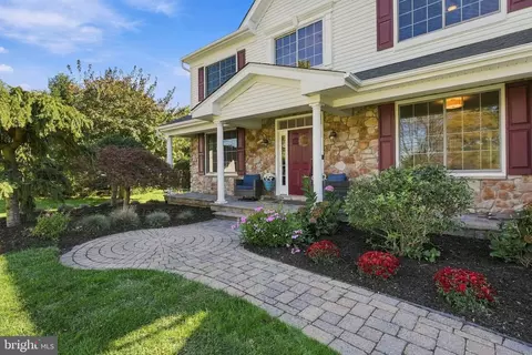 47 Venuti Dr, Aston, PA 19014