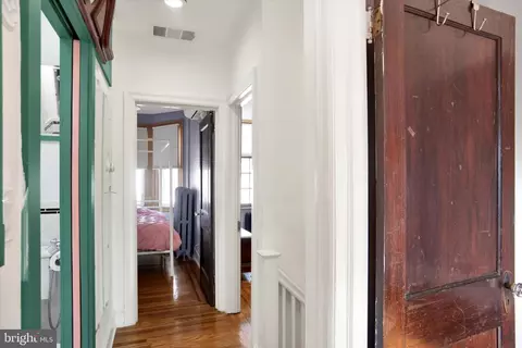 Entry Way - 41 Sunshine Rd, Darby, PA 19082 photo 7 of 9