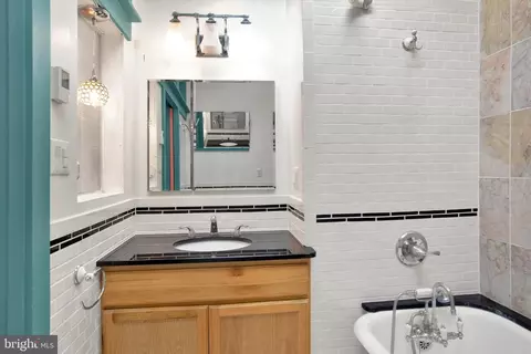 Bath - 41 Sunshine Rd, Darby, PA 19082 photo 2 of 4
