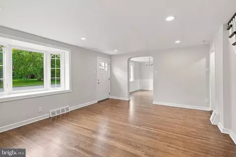 Living - 75 Nield Rd, Springfield, PA 19064 photo 1 of 4