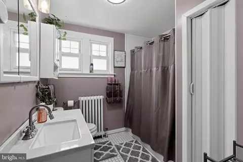 Bath - 4 Oakley Rd, Darby, PA 19082 photo 2 of 4