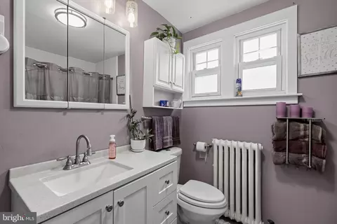 Bath - 4 Oakley Rd, Darby, PA 19082 photo 1 of 4