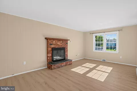Living - 15 Mulberry, Boothwyn, PA 19061 photo 5 of 7