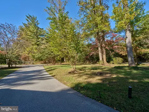 Exterior - 803 Maple Glen Rd, Wayne, PA 19087 photo 7 of 10