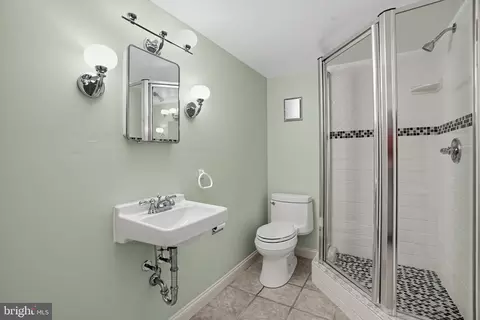 Bath - 312 Chamounix Rd, Wayne, PA 19087 photo 4 of 5