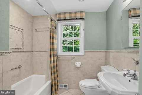 Bath - 312 Chamounix Rd, Wayne, PA 19087 photo 3 of 5