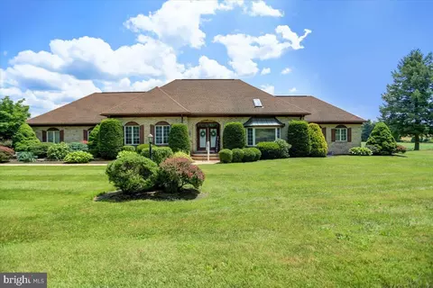 400 Ragged Edge Rd, Chambersburg, PA 17202