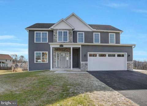 2347 Castlegreen Dr, Greencastle, PA 17225