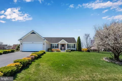 663 Franklin Square Dr #63, Chambersburg, PA 17201