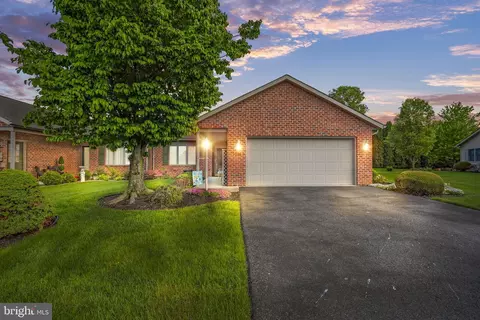 318 Sunbrook Dr, Chambersburg, PA 17201