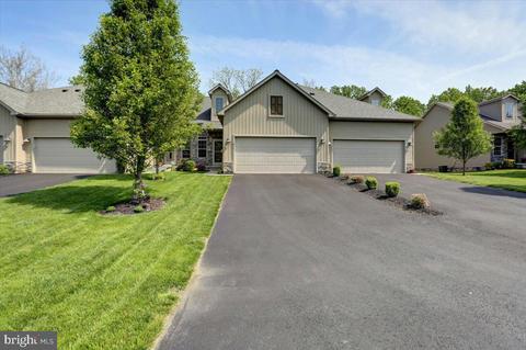 915 Quail Run Dr, Waynesboro, PA 17268