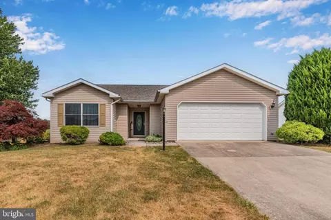 588 Greenfield Dr, Chambersburg, PA 17202