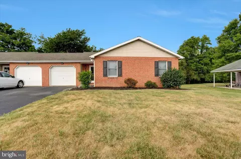 237 Hedge Row Dr, Chambersburg, PA 17202