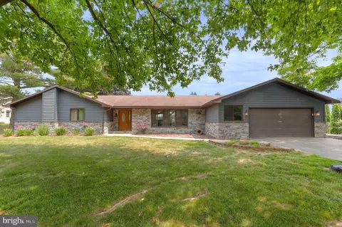 450 Larkspur Ln E, Chambersburg, PA 17201