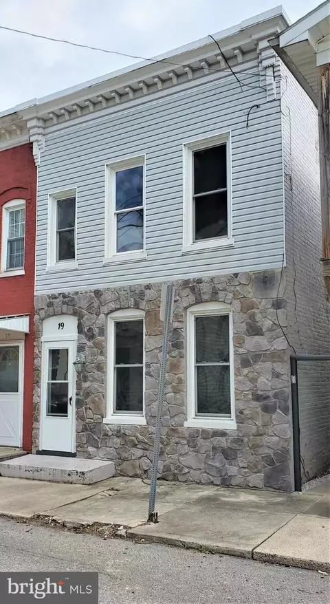 19 Cleveland Ave, Waynesboro, PA 17268