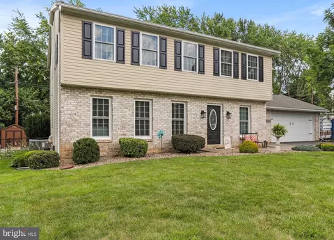 18 Field Cir, Chambersburg, PA 17202